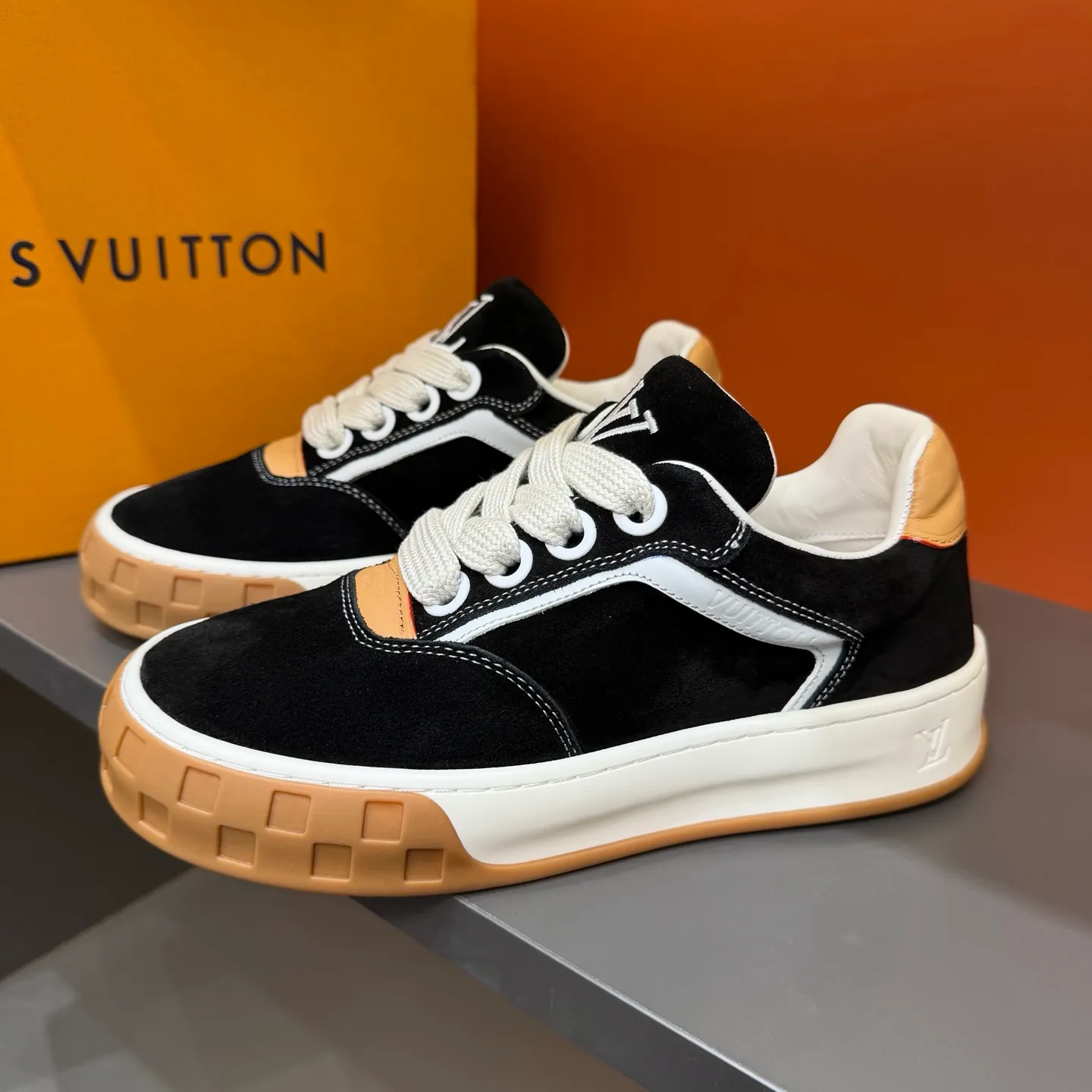 Factory price: 480💰Top version LV-Louis Vuitton-classic catwalk new model, empty glue process, original version 1:1 development! ! The upper foot is very comfortable. It is made of luxurious materials and fine workmanship. The midsole is printed with English letters "Made in Europe". The upper is made of calfskin imported from Italy. The side is decorated with the brand's LOGO and signature. The latest latex foot pads and mesh lining make the foot feel super comfortable. Original factory special supply of original two-color T men's shoes 💰U combination outsole. Bag technology Goodyear stitched edges Fabric: Exclusive custom first-layer cowhide Accessories: Exclusive private model Vuitton logo, lining: Customized silk mesh lining - first-layer silk cowhide lining Outsole: T men's shoes 💰U combination outsole wear-resistant, non-slip and anti-yellowing Foot pads: new latex pad-mesh sweat-absorbent Technology: fully computerized sewing machine wire drawing Toe cap Back cover Hot and cold shaping Full set of pull-top lasts, medium and low logo pattern, code number: 38-44, customized 45